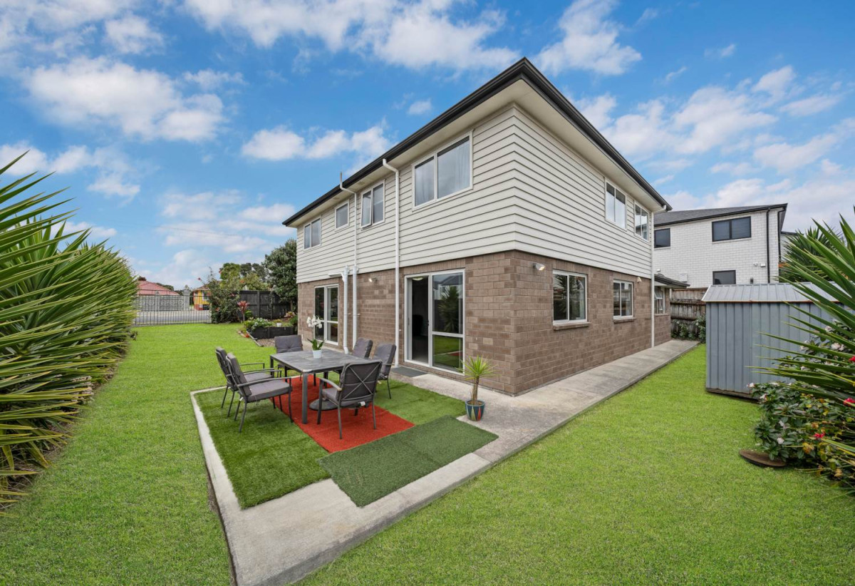 Brick and weatherboard 5 beds (4 doubles + 1 single) 2.5 baths house with double garage, 33 Hain Avenue, Mangere East, Auckland