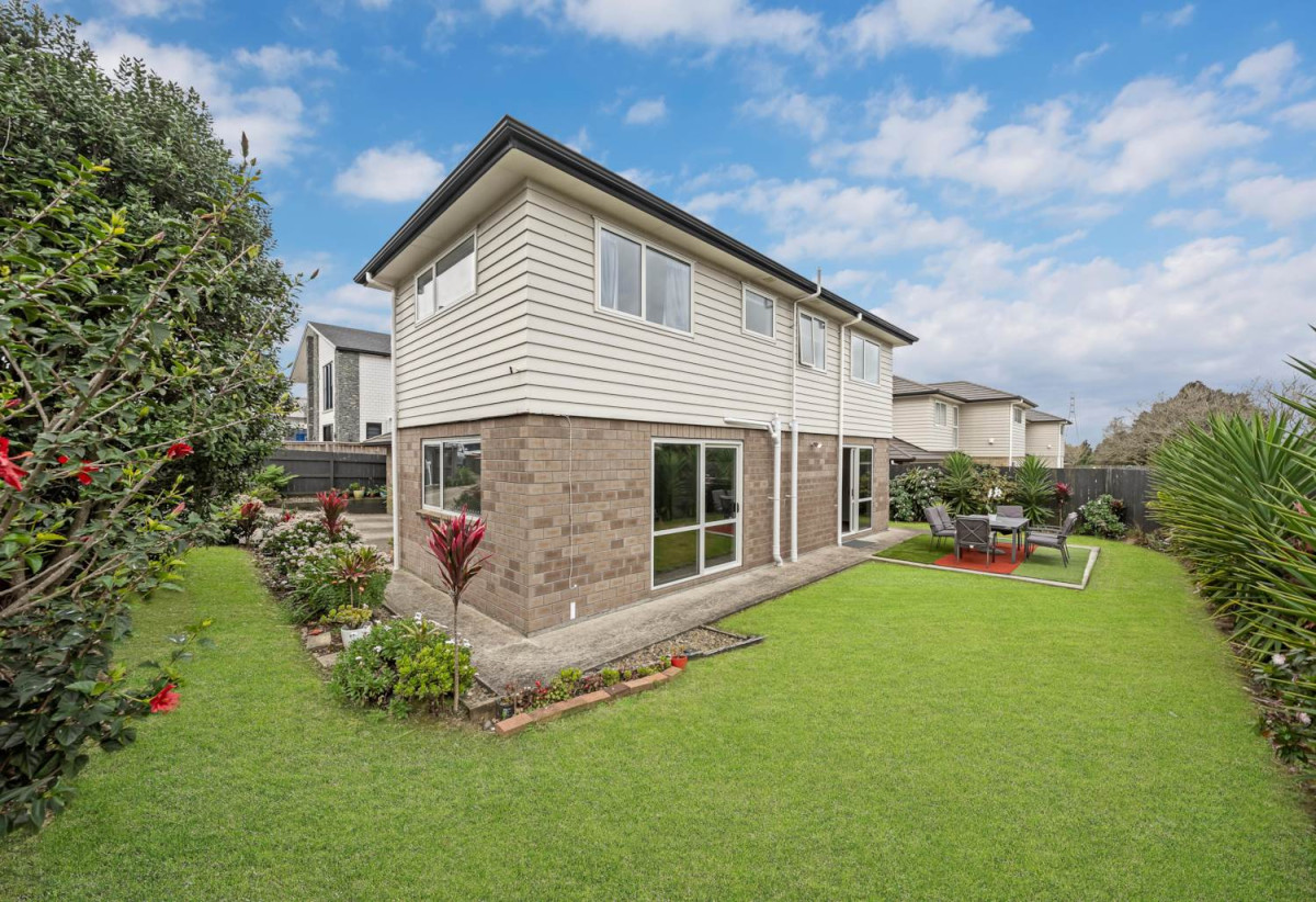 Brick and weatherboard 5 beds (4 doubles + 1 single) 2.5 baths house with double garage, 33 Hain Avenue, Mangere East, Auckland