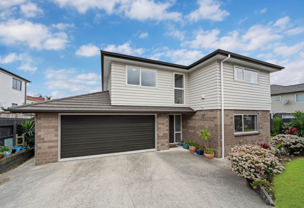 Brick and weatherboard 5 beds (4 doubles + 1 single) 2.5 baths house with double garage, 33 Hain Avenue, Mangere East, Auckland