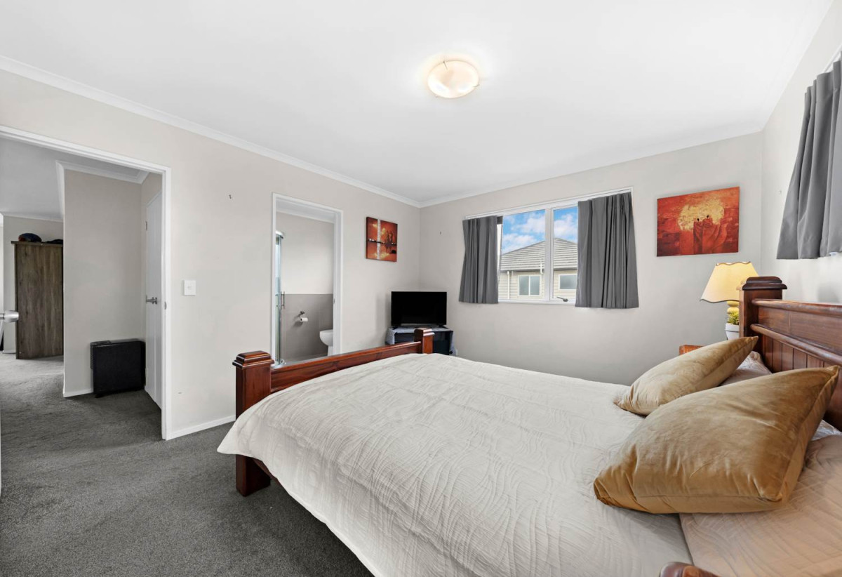 Brick and weatherboard 5 beds (4 doubles + 1 single) 2.5 baths house with double garage, 33 Hain Avenue, Mangere East, Auckland
