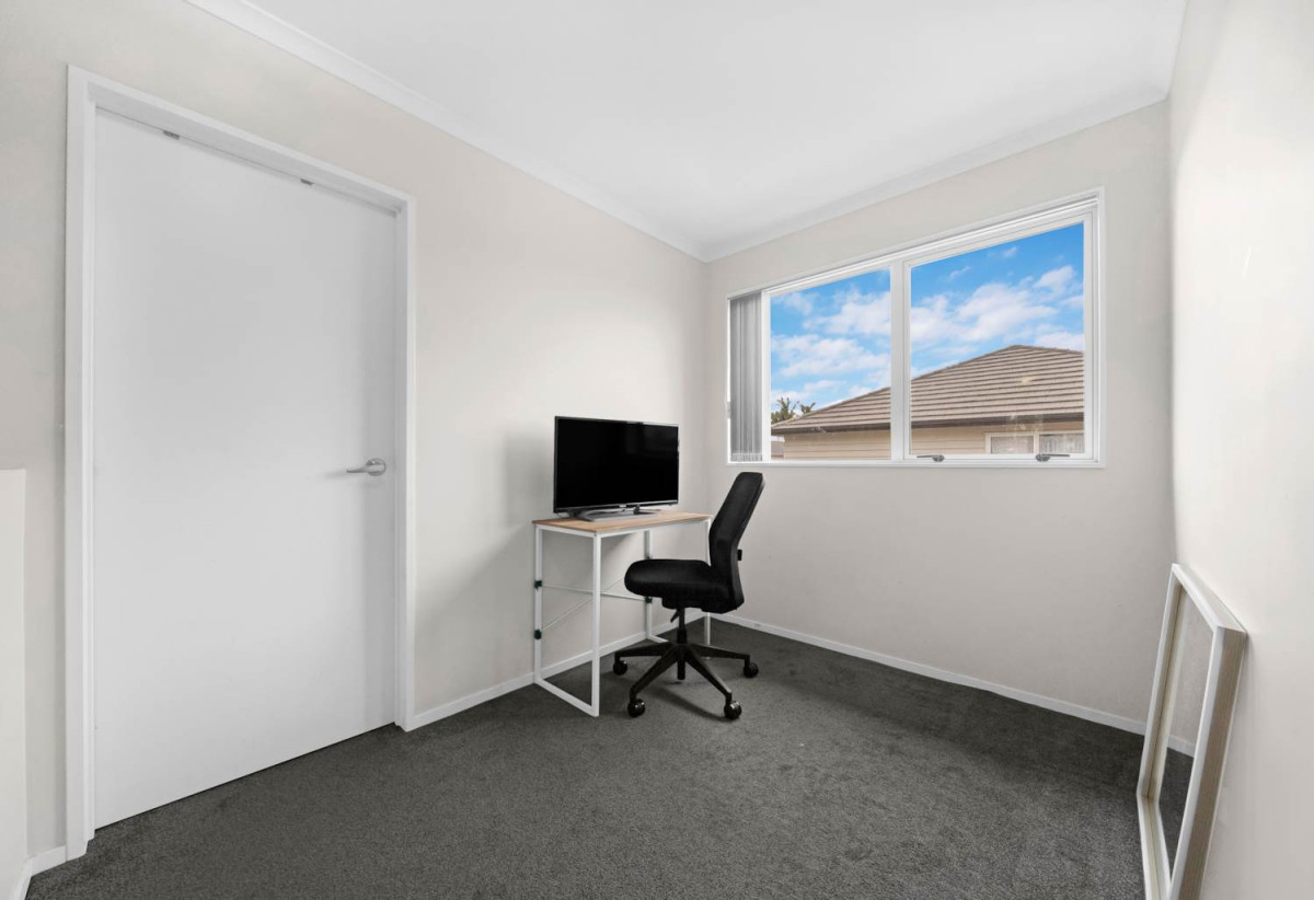 Brick and weatherboard 5 beds (4 doubles + 1 single) 2.5 baths house with double garage, 33 Hain Avenue, Mangere East, Auckland