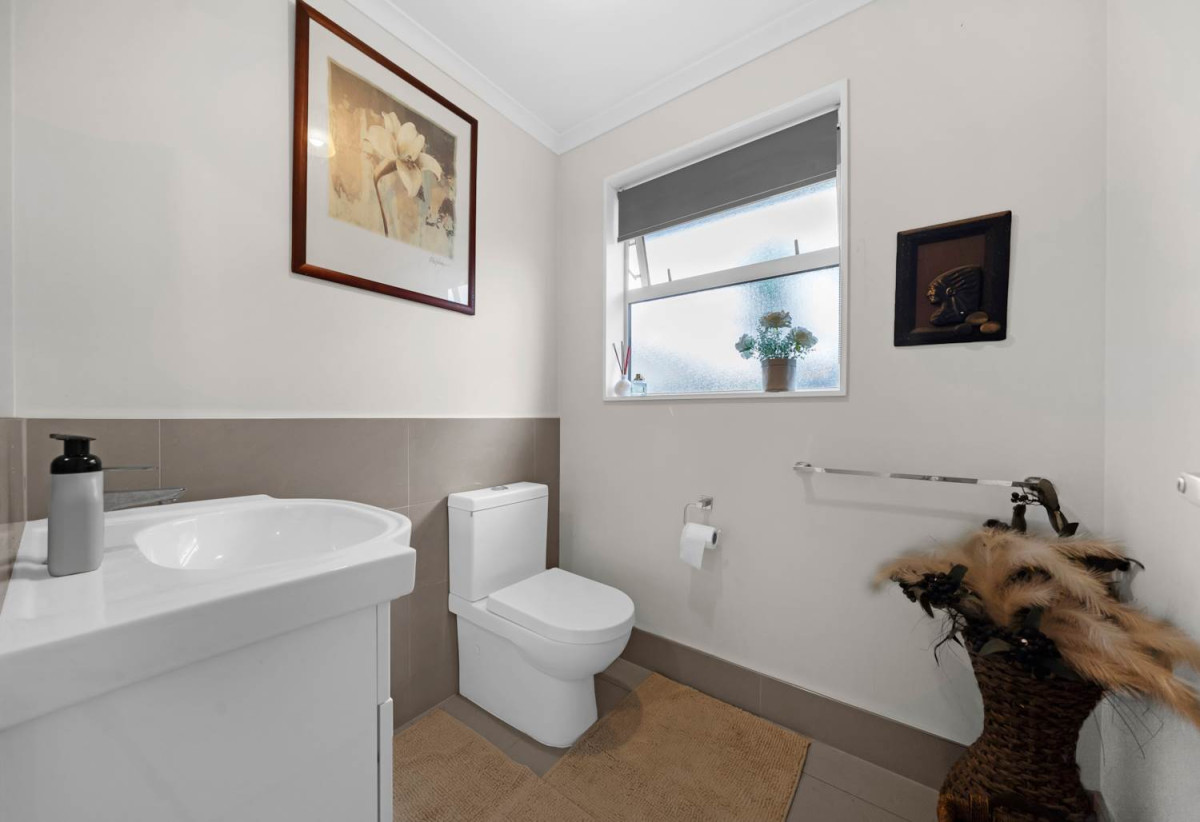 Brick and weatherboard 5 beds (4 doubles + 1 single) 2.5 baths house with double garage, 33 Hain Avenue, Mangere East, Auckland