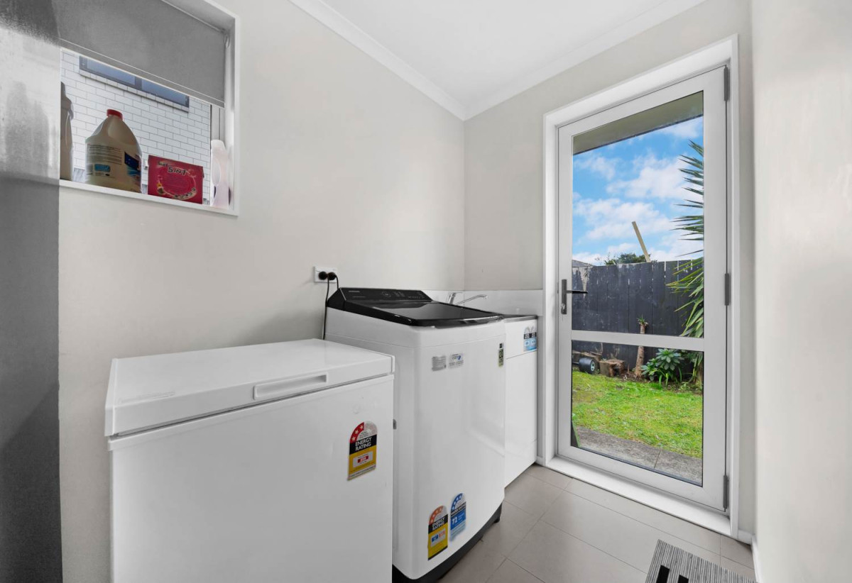 Brick and weatherboard 5 beds (4 doubles + 1 single) 2.5 baths house with double garage, 33 Hain Avenue, Mangere East, Auckland