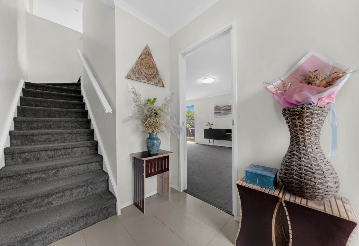 Brick and weatherboard 5 beds (4 doubles + 1 single) 2.5 baths house with double garage, 33 Hain Avenue, Mangere East, Auckland