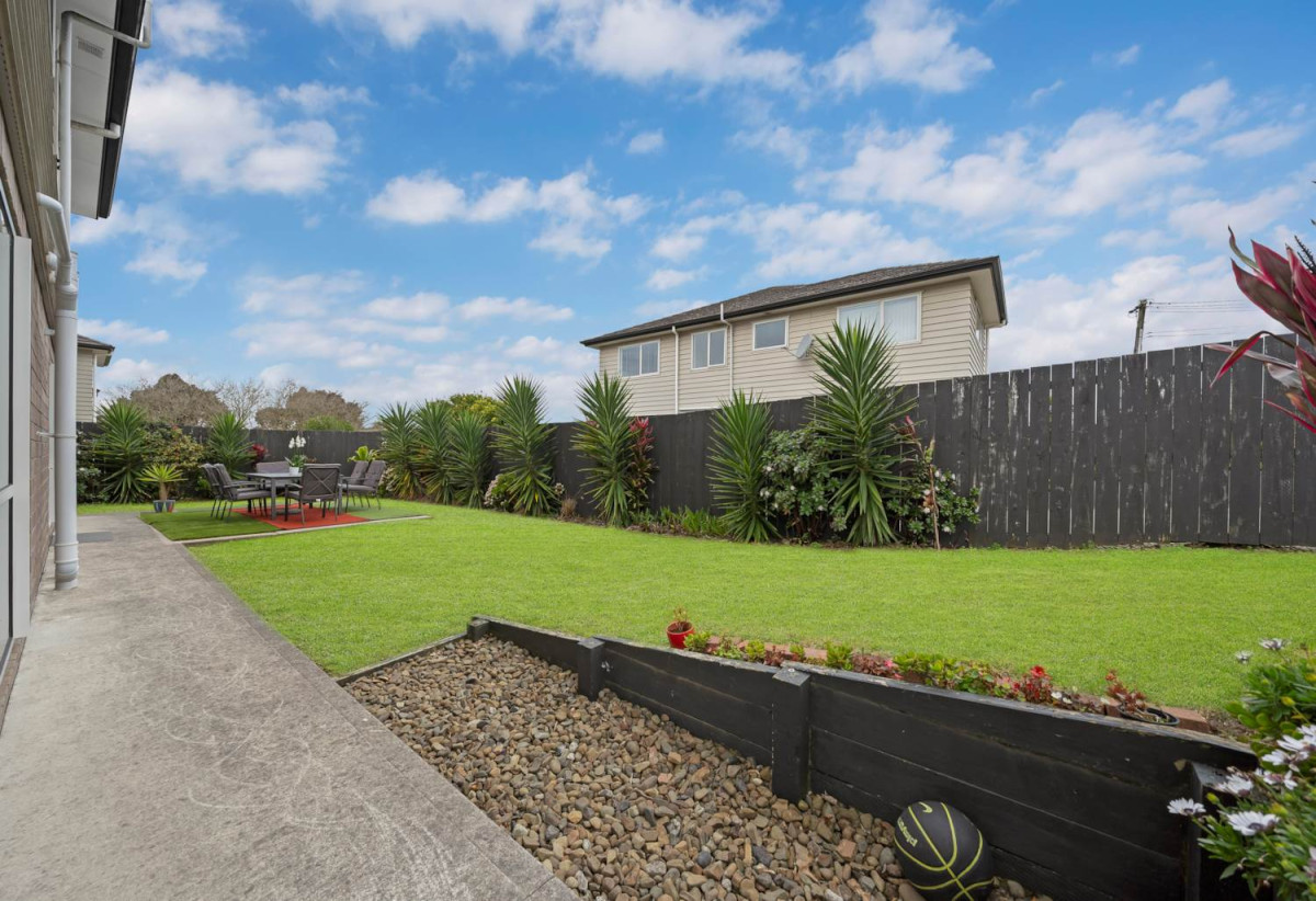Brick and weatherboard 5 beds (4 doubles + 1 single) 2.5 baths house with double garage, 33 Hain Avenue, Mangere East, Auckland