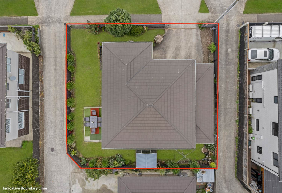 Brick and weatherboard 5 beds (4 doubles + 1 single) 2.5 baths house with double garage, 33 Hain Avenue, Mangere East, Auckland