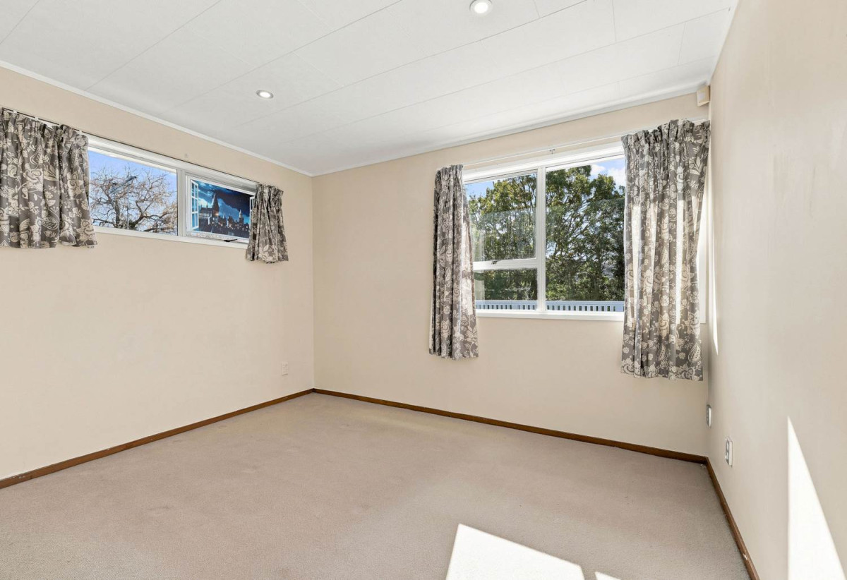 Westlake Zones, 607m2 section, 3 beds 1.5 baths house, 0.3 km to Sunnynook School, 12 Erica Road, Sunnynook, Auckland
