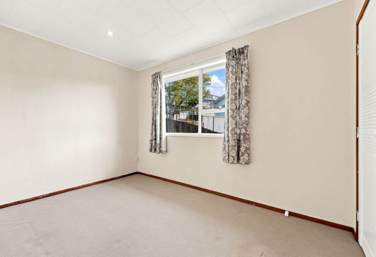 Westlake Zones, 607m2 section, 3 beds 1.5 baths house, 0.3 km to Sunnynook School, 12 Erica Road, Sunnynook, Auckland