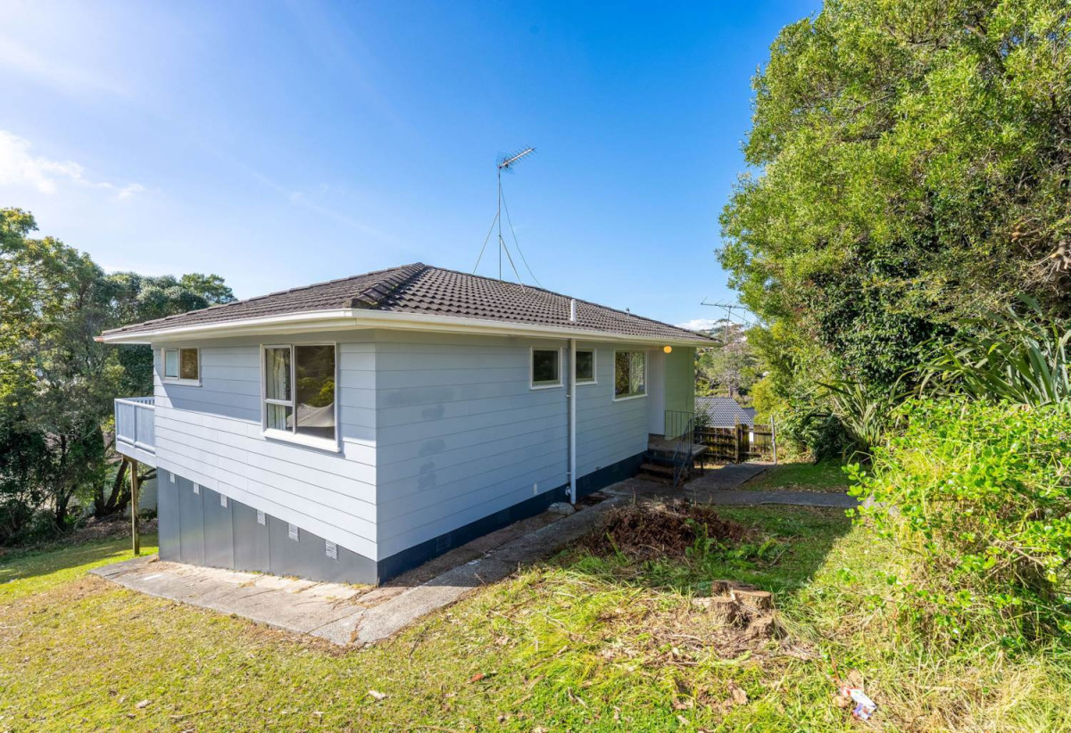 Westlake Zones, 607m2 section, 3 beds 1.5 baths house, 0.3 km to Sunnynook School, 12 Erica Road, Sunnynook, Auckland
