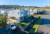 Freehold 3 beds 2.5 baths home with carport, 10 Crestview Rise, Papakura, Auckland