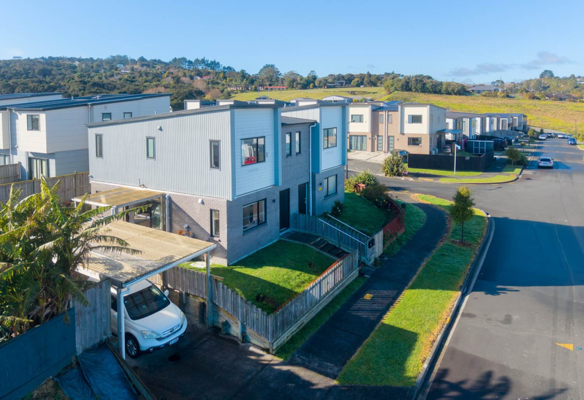 Freehold 3 beds 2.5 baths home with carport, 10 Crestview Rise, Papakura, Auckland