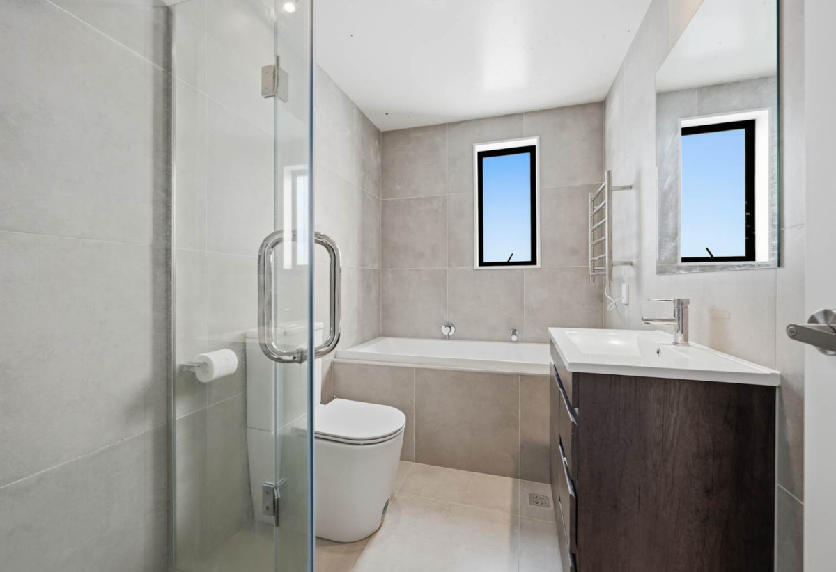 Freehold 3 beds 2.5 baths home with carport, 10 Crestview Rise, Papakura, Auckland