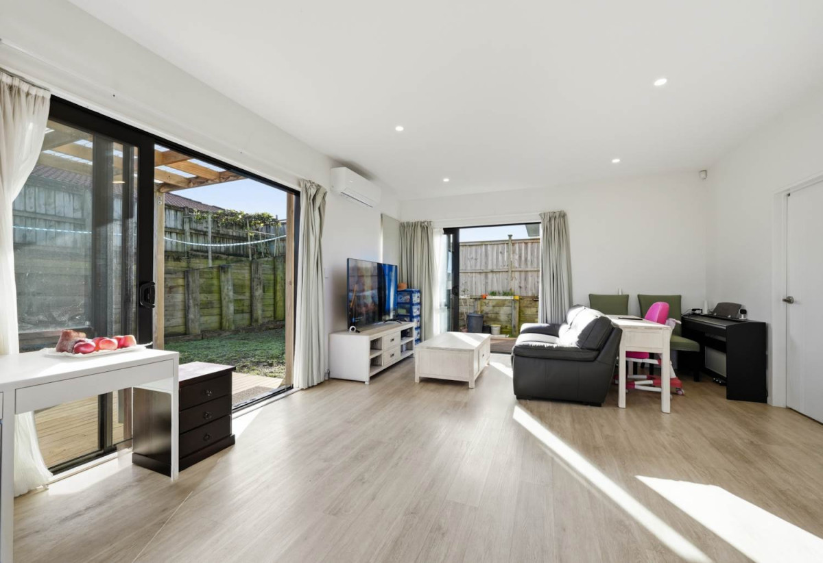 Freehold 3 beds 2.5 baths home with carport, 10 Crestview Rise, Papakura, Auckland