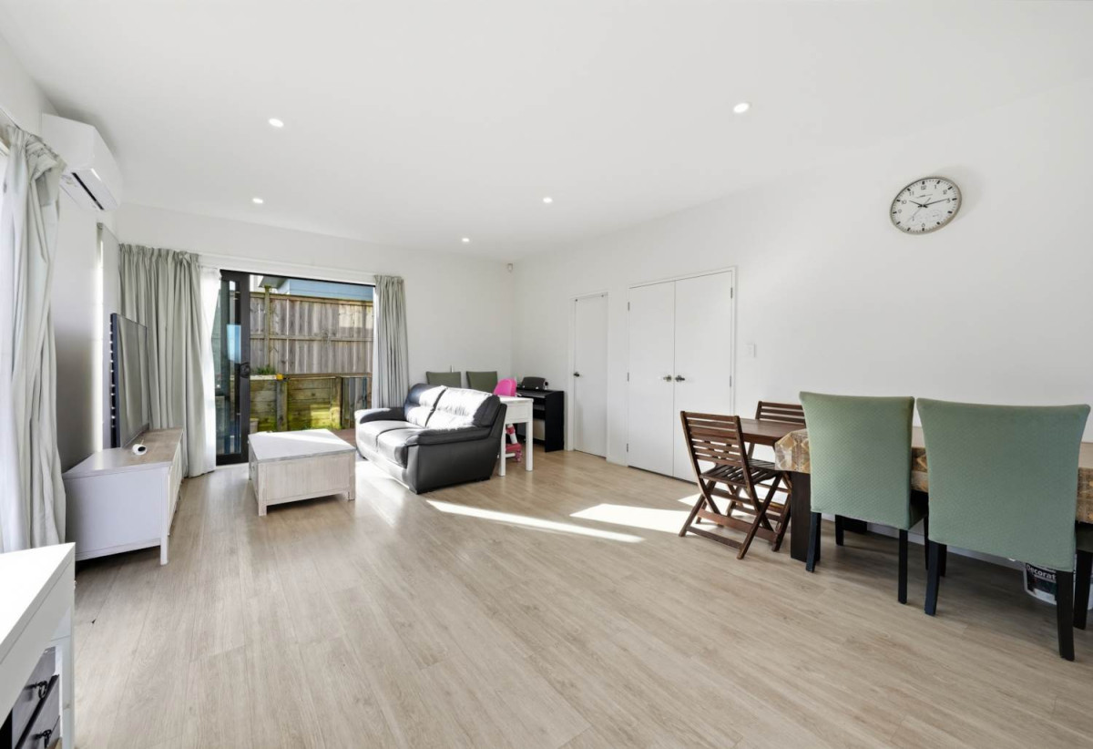 Freehold 3 beds 2.5 baths home with carport, 10 Crestview Rise, Papakura, Auckland