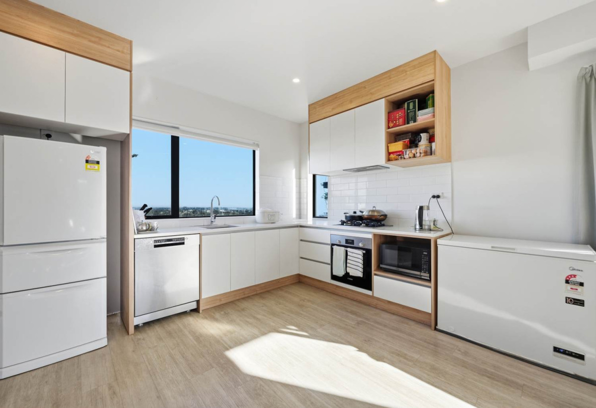 Freehold 3 beds 2.5 baths home with carport, 10 Crestview Rise, Papakura, Auckland