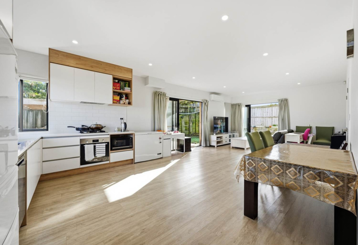 Freehold 3 beds 2.5 baths home with carport, 10 Crestview Rise, Papakura, Auckland