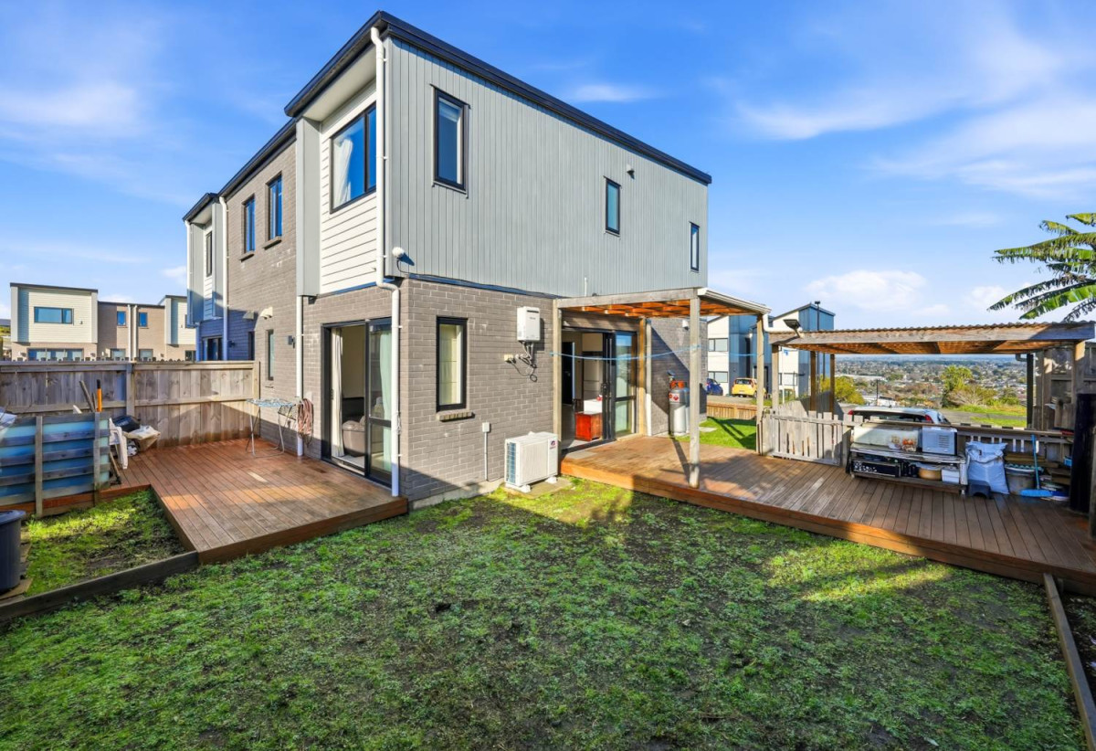 Freehold 3 beds 2.5 baths home with carport, 10 Crestview Rise, Papakura, Auckland