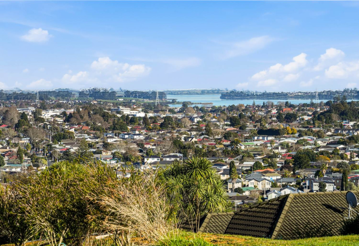 Freehold 3 beds 2.5 baths home with carport, 10 Crestview Rise, Papakura, Auckland