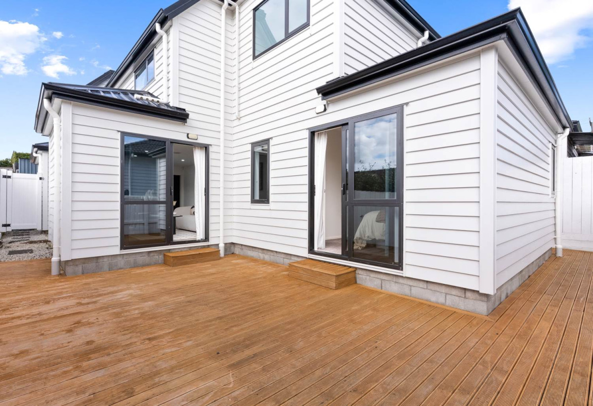 For rent, Standalone 4 beds 3.5 baths home with garage, available 8th August, 4/10 Trafalgar Street, Onehunga, Auckland