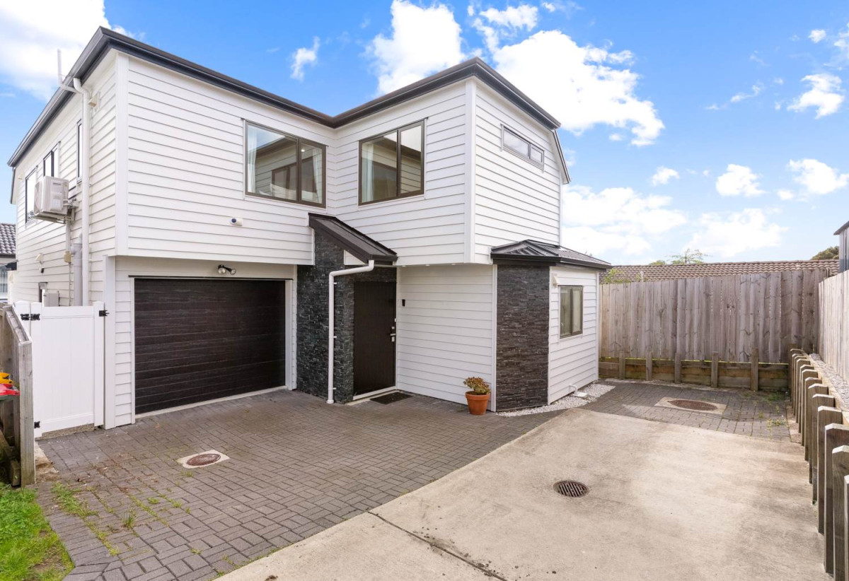 For rent, Standalone 4 beds 3.5 baths home with garage, available 8th August, 4/10 Trafalgar Street, Onehunga, Auckland