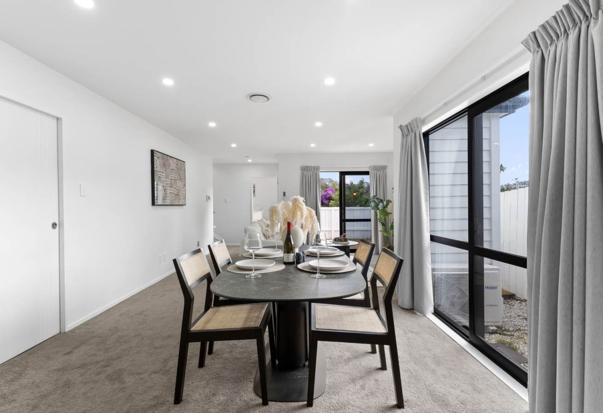 For rent, Standalone 4 beds 3.5 baths home with garage, available 8th August, 4/10 Trafalgar Street, Onehunga, Auckland