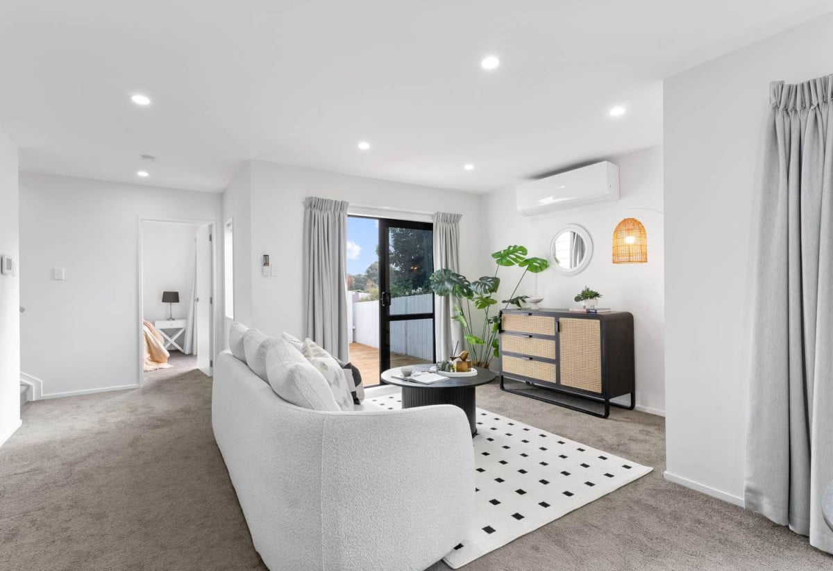 For rent, Standalone 4 beds 3.5 baths home with garage, available 8th August, 4/10 Trafalgar Street, Onehunga, Auckland
