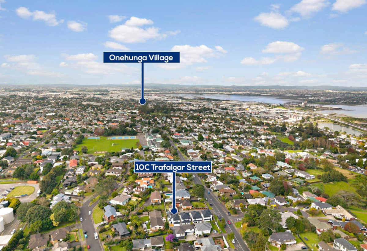 For rent, Standalone 4 beds 3.5 baths home with garage, available 8th August, 4/10 Trafalgar Street, Onehunga, Auckland