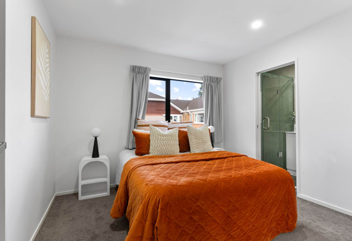 For rent, Standalone 4 beds 3.5 baths home with garage, available 8th August, 4/10 Trafalgar Street, Onehunga, Auckland