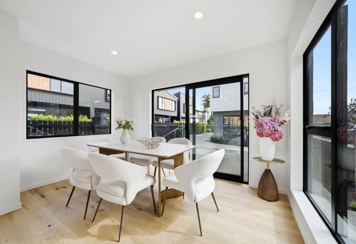 Standalone 3 beds 2.5 baths home with car park, 46B Range View Road, Mt Albert, Auckland