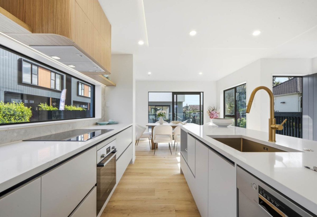 Standalone 3 beds 2.5 baths home with car park, 46B Range View Road, Mt Albert, Auckland