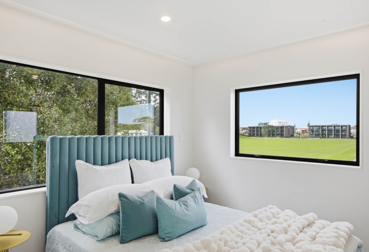 Standalone 3 beds 2.5 baths home with car park, 46B Range View Road, Mt Albert, Auckland