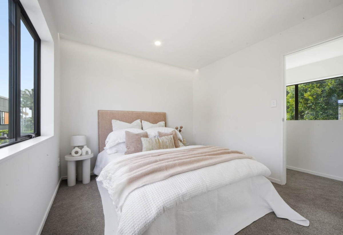 Standalone 3 beds 2.5 baths home with car park, 46B Range View Road, Mt Albert, Auckland