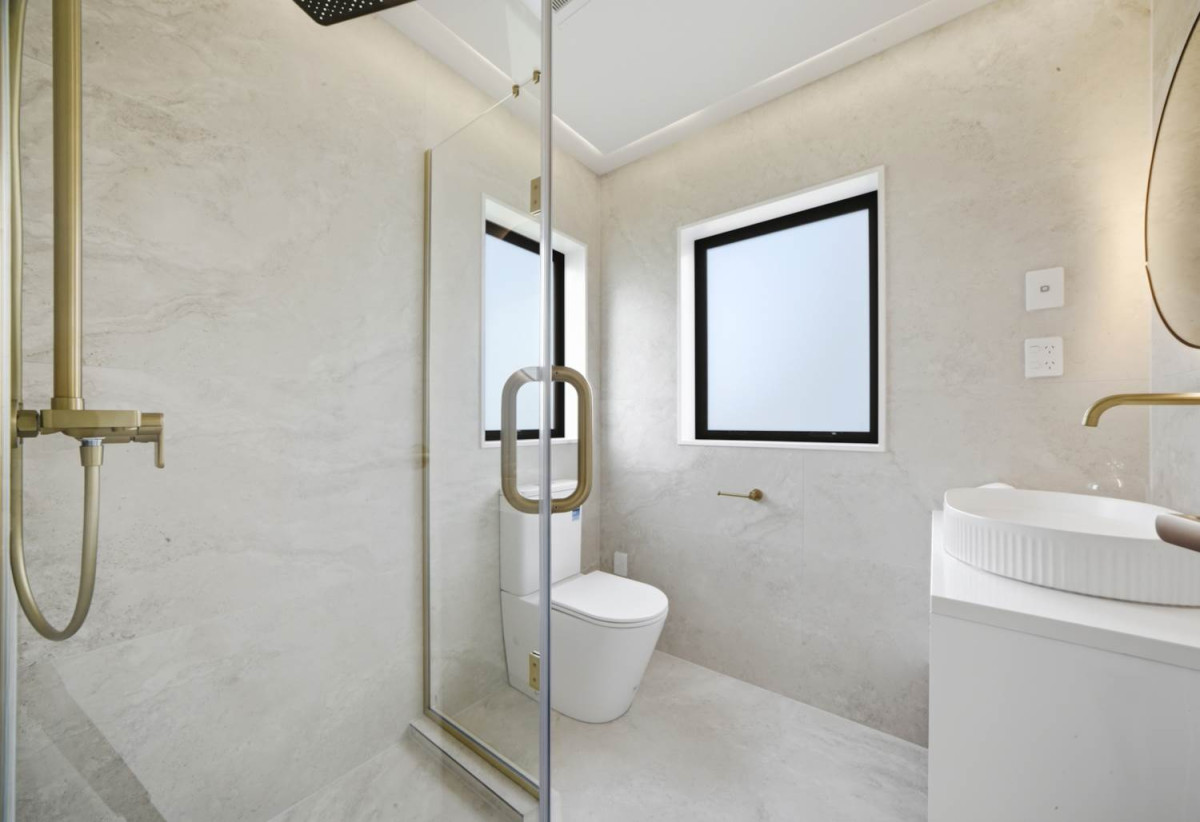 Standalone 3 beds 2.5 baths home with car park, 46B Range View Road, Mt Albert, Auckland