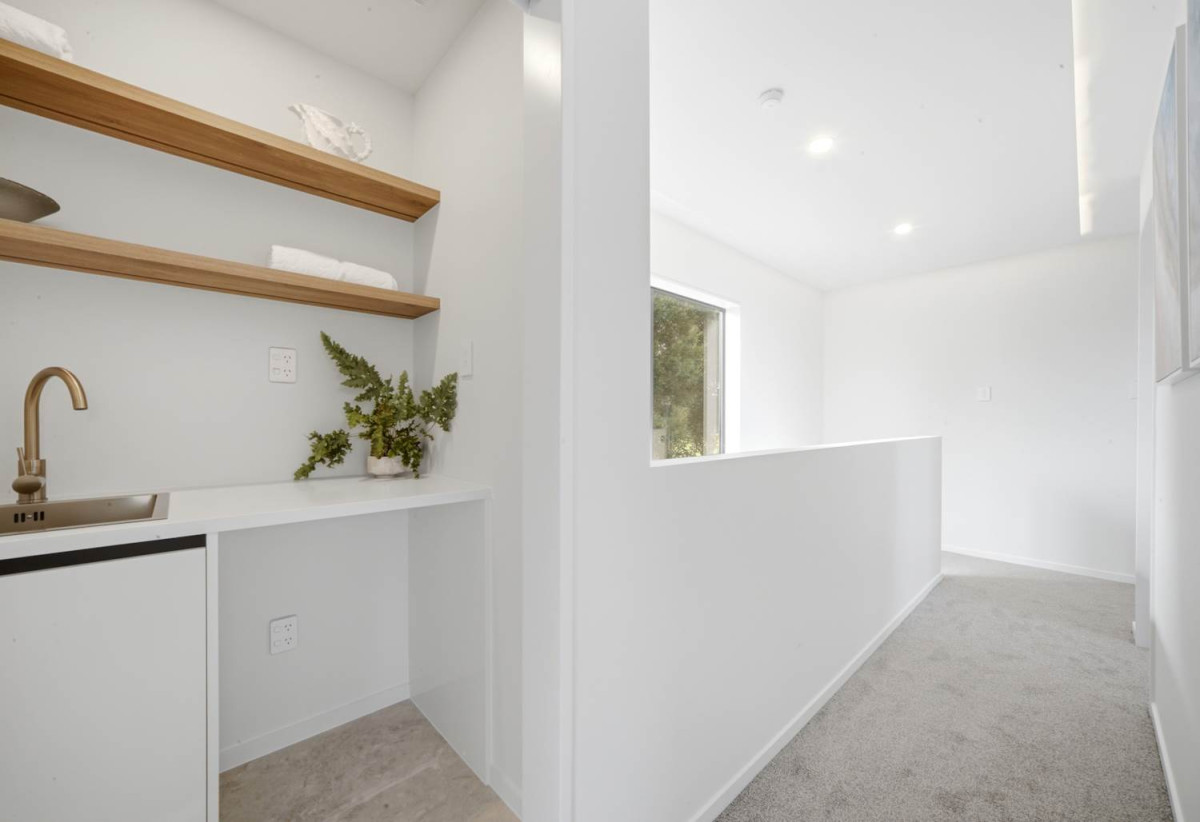 Standalone 3 beds 2.5 baths home with car park, 46B Range View Road, Mt Albert, Auckland