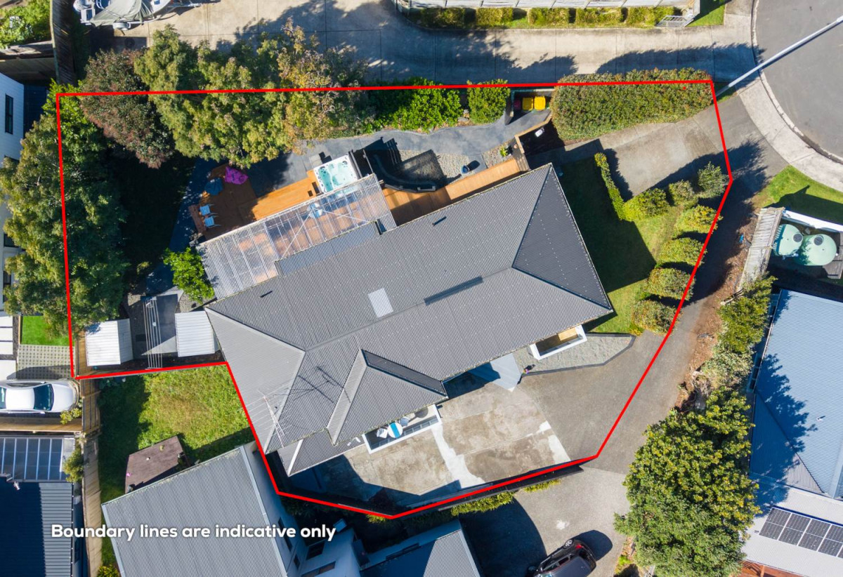 639m2 section, 5 beds 3 baths house, Downstairs offers incredible flexibility with a separate entrance to a self-contained area comprising a bedroom, bathroom, rumpus room, and additional storage room. 3 Salas Place, Howick, Auckland