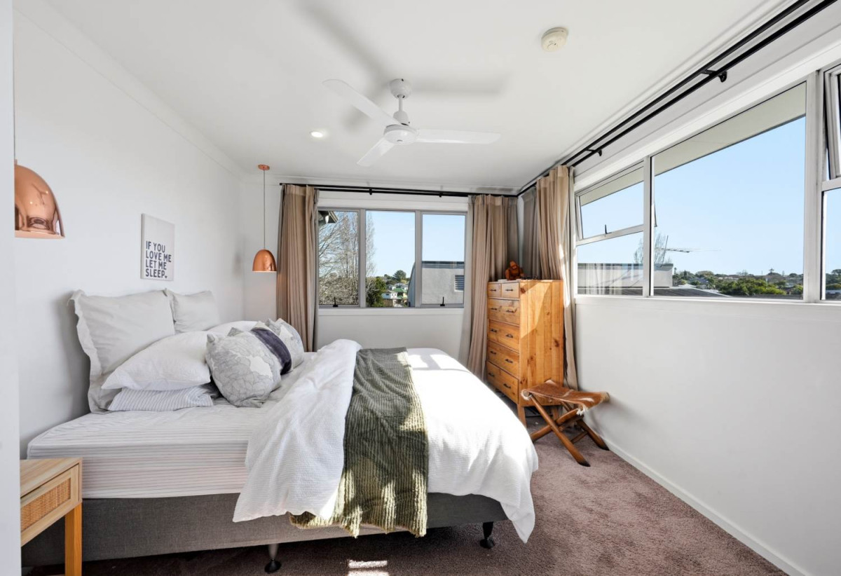 639m2 section, 5 beds 3 baths house, Downstairs offers incredible flexibility with a separate entrance to a self-contained area comprising a bedroom, bathroom, rumpus room, and additional storage room. 3 Salas Place, Howick, Auckland