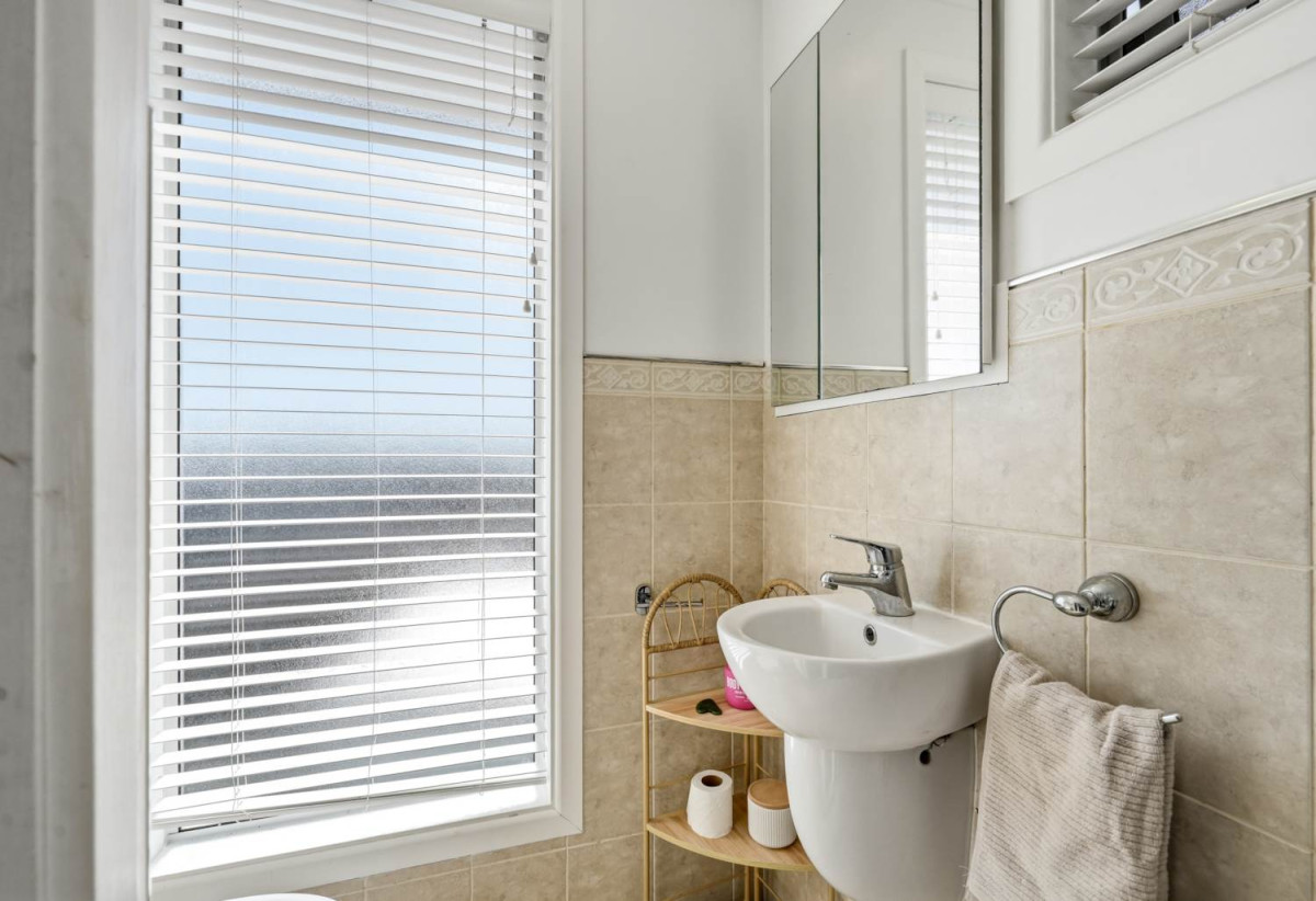 639m2 section, 5 beds 3 baths house, Downstairs offers incredible flexibility with a separate entrance to a self-contained area comprising a bedroom, bathroom, rumpus room, and additional storage room. 3 Salas Place, Howick, Auckland