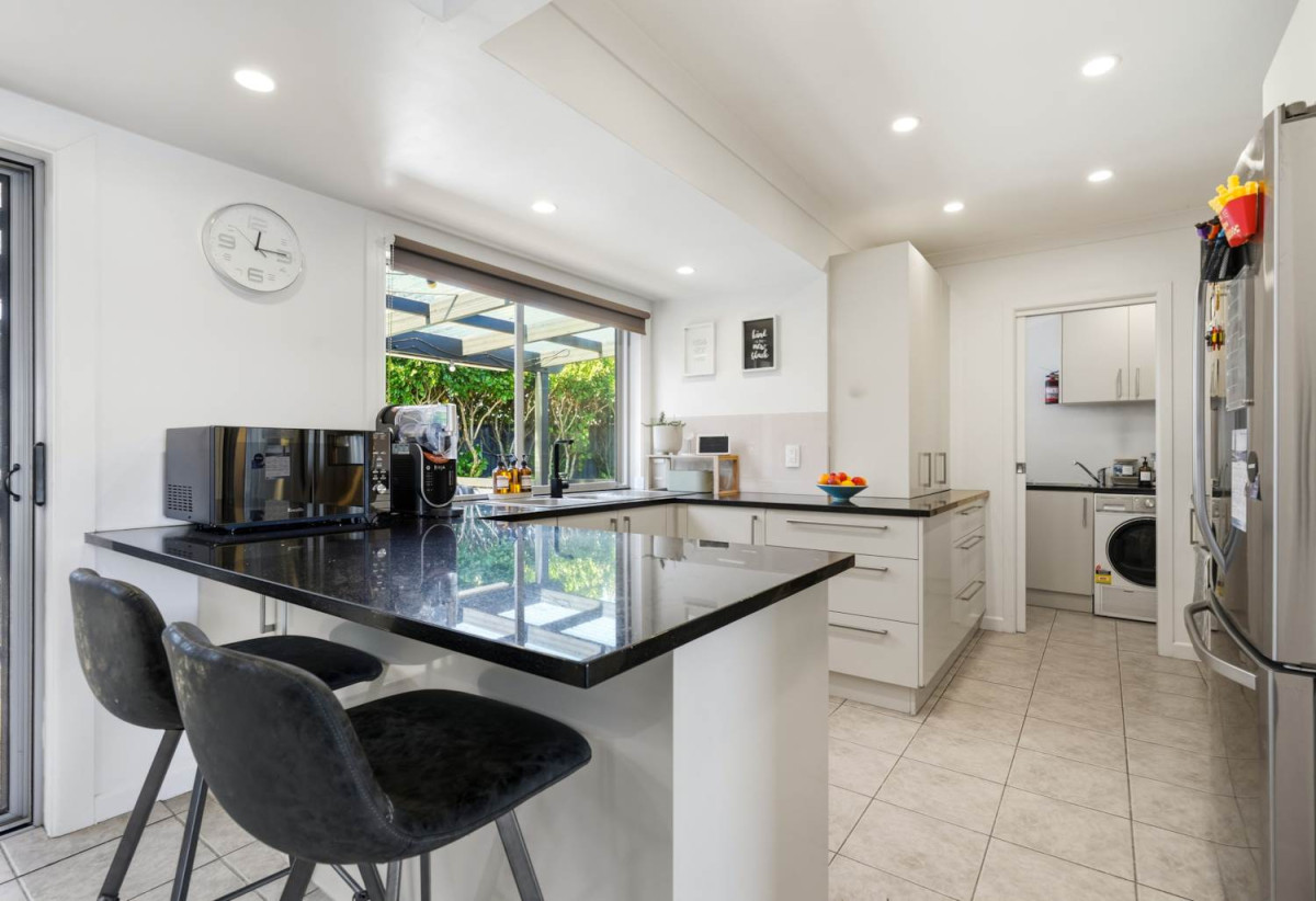 639m2 section, 5 beds 3 baths house, Downstairs offers incredible flexibility with a separate entrance to a self-contained area comprising a bedroom, bathroom, rumpus room, and additional storage room. 3 Salas Place, Howick, Auckland