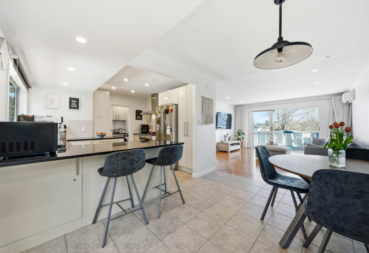 639m2 section, 5 beds 3 baths house, Downstairs offers incredible flexibility with a separate entrance to a self-contained area comprising a bedroom, bathroom, rumpus room, and additional storage room. 3 Salas Place, Howick, Auckland