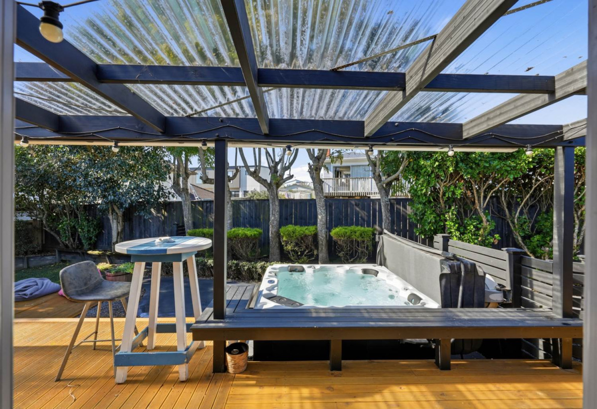 639m2 section, 5 beds 3 baths house, Downstairs offers incredible flexibility with a separate entrance to a self-contained area comprising a bedroom, bathroom, rumpus room, and additional storage room. 3 Salas Place, Howick, Auckland
