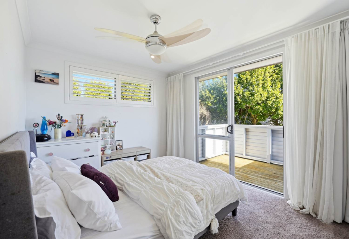 639m2 section, 5 beds 3 baths house, Downstairs offers incredible flexibility with a separate entrance to a self-contained area comprising a bedroom, bathroom, rumpus room, and additional storage room. 3 Salas Place, Howick, Auckland