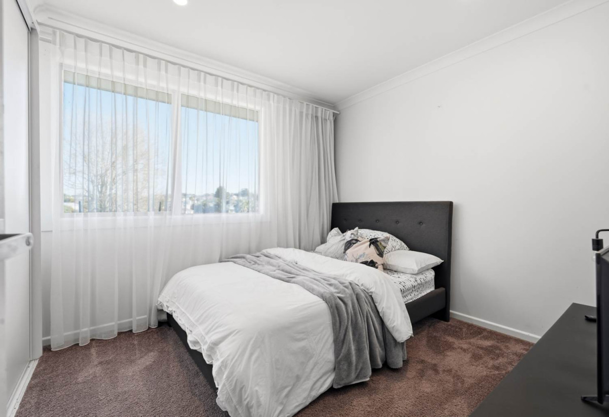 639m2 section, 5 beds 3 baths house, Downstairs offers incredible flexibility with a separate entrance to a self-contained area comprising a bedroom, bathroom, rumpus room, and additional storage room. 3 Salas Place, Howick, Auckland