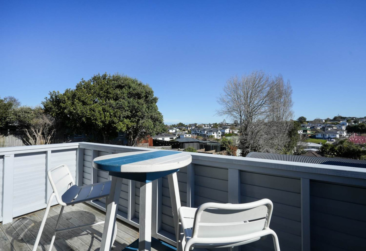 639m2 section, 5 beds 3 baths house, Downstairs offers incredible flexibility with a separate entrance to a self-contained area comprising a bedroom, bathroom, rumpus room, and additional storage room. 3 Salas Place, Howick, Auckland