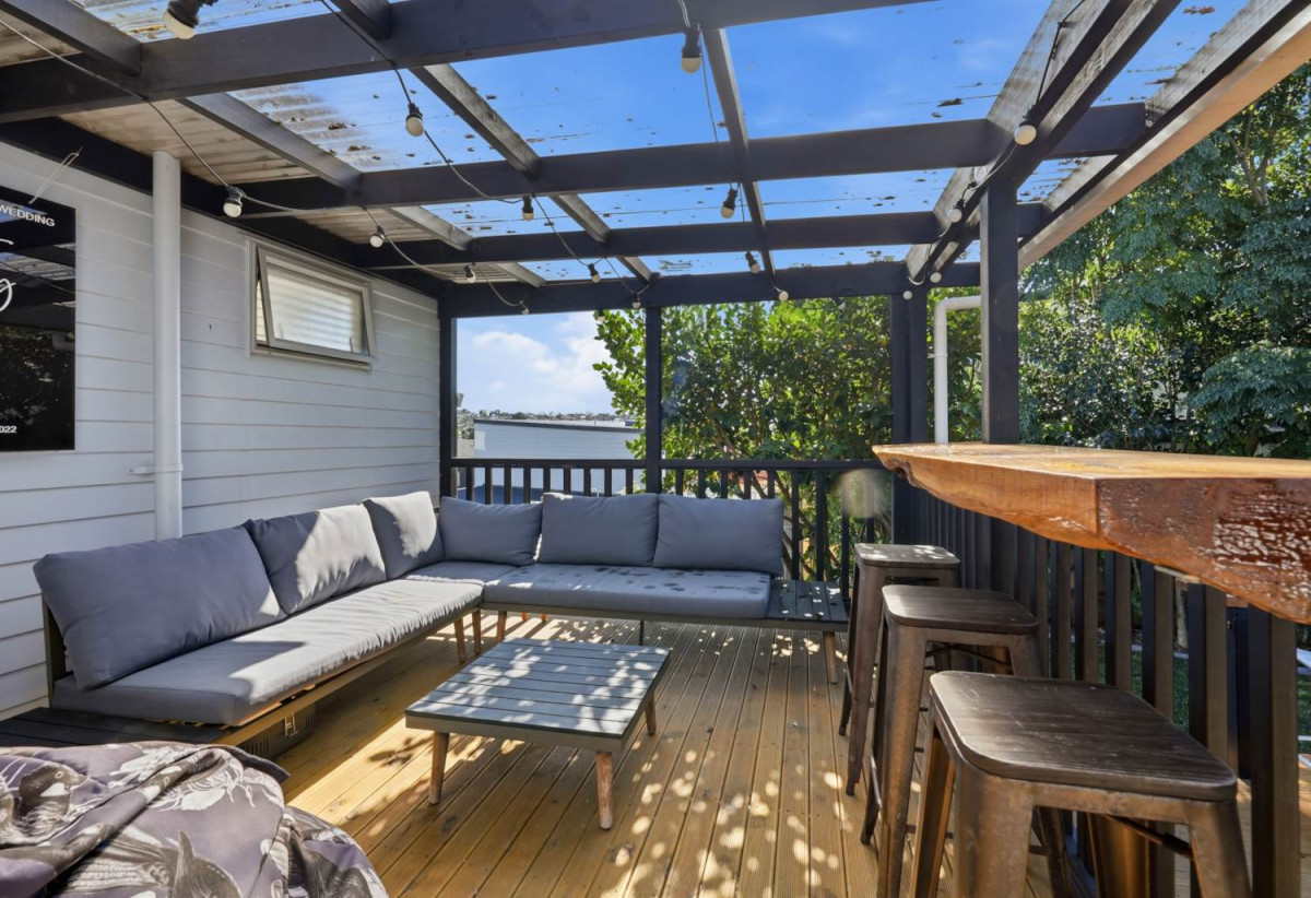 639m2 section, 5 beds 3 baths house, Downstairs offers incredible flexibility with a separate entrance to a self-contained area comprising a bedroom, bathroom, rumpus room, and additional storage room. 3 Salas Place, Howick, Auckland