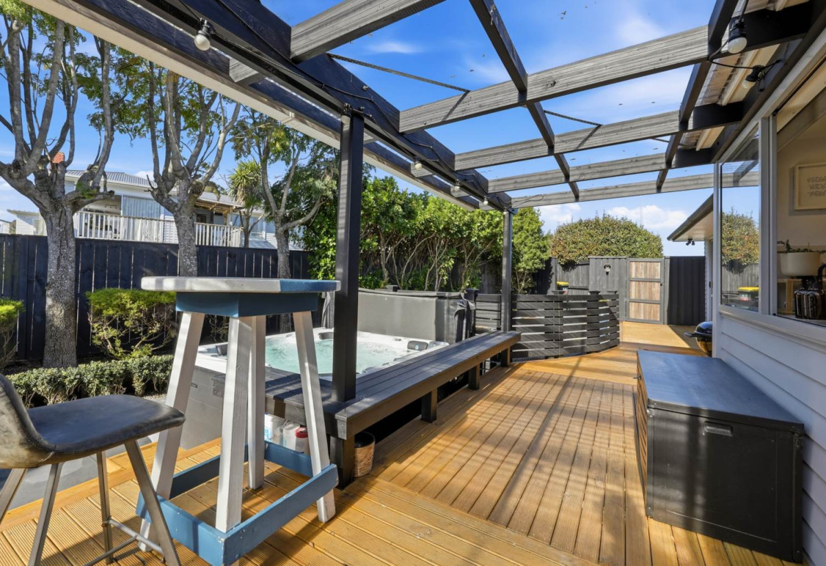 639m2 section, 5 beds 3 baths house, Downstairs offers incredible flexibility with a separate entrance to a self-contained area comprising a bedroom, bathroom, rumpus room, and additional storage room. 3 Salas Place, Howick, Auckland