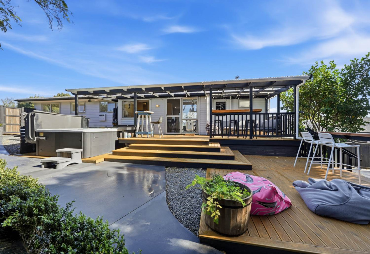 639m2 section, 5 beds 3 baths house, Downstairs offers incredible flexibility with a separate entrance to a self-contained area comprising a bedroom, bathroom, rumpus room, and additional storage room. 3 Salas Place, Howick, Auckland