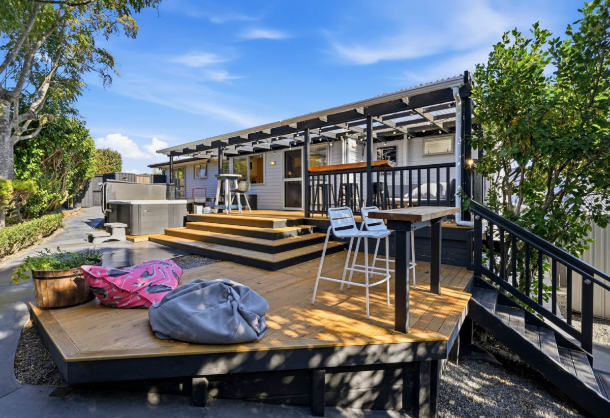 639m2 section, 5 beds 3 baths house, Downstairs offers incredible flexibility with a separate entrance to a self-contained area comprising a bedroom, bathroom, rumpus room, and additional storage room. 3 Salas Place, Howick, Auckland
