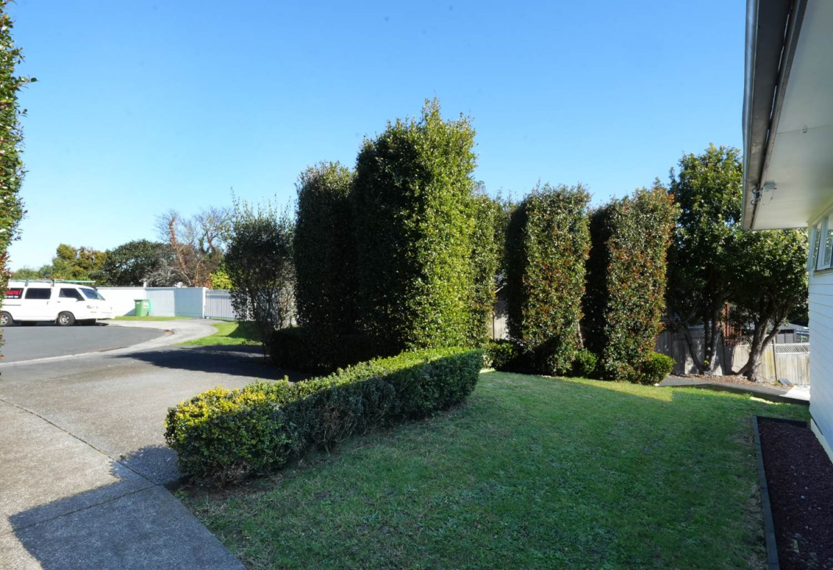 639m2 section, 5 beds 3 baths house, Downstairs offers incredible flexibility with a separate entrance to a self-contained area comprising a bedroom, bathroom, rumpus room, and additional storage room. 3 Salas Place, Howick, Auckland