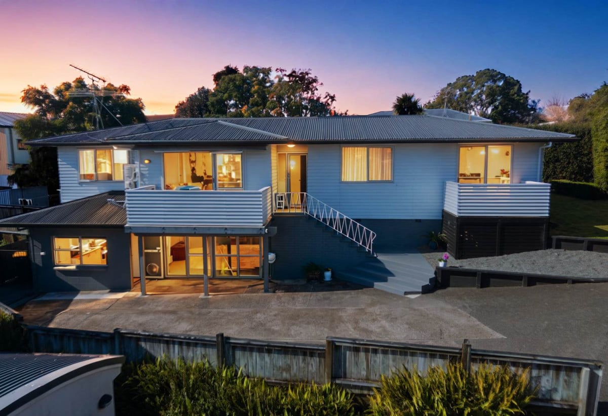 639m2 section, 5 beds 3 baths house, Downstairs offers incredible flexibility with a separate entrance to a self-contained area comprising a bedroom, bathroom, rumpus room, and additional storage room. 3 Salas Place, Howick, Auckland