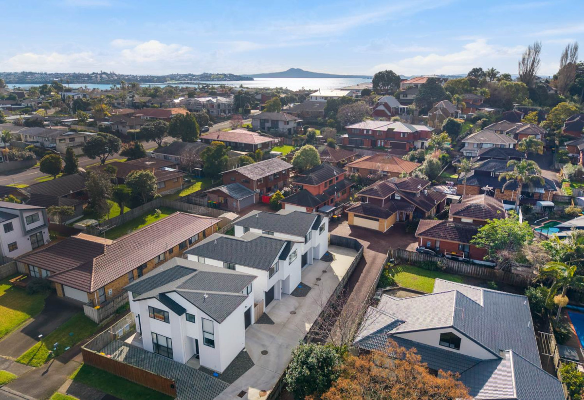 Macleans College zone, Standalone 4 beds 2.5 baths home with garage, 8A Britannia Place, Half Moon Bay, Auckland